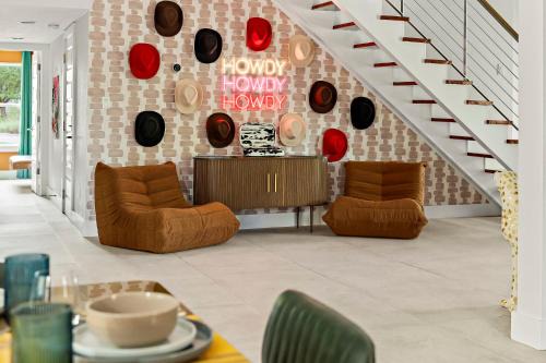 Parker Lane Casa | Desert Disco - 4BR Mid-Century Modern Design