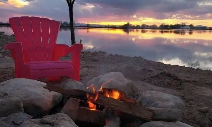 Delta Cabina | Desert Lake Cottage: Lake fun and desert adventuring