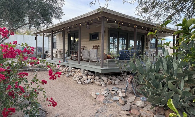 Twentynine Palms Casa | Desert Oasis-Hot Tub-Romantic Getaway-Writer's/Artist's studio-7 min from JTNP