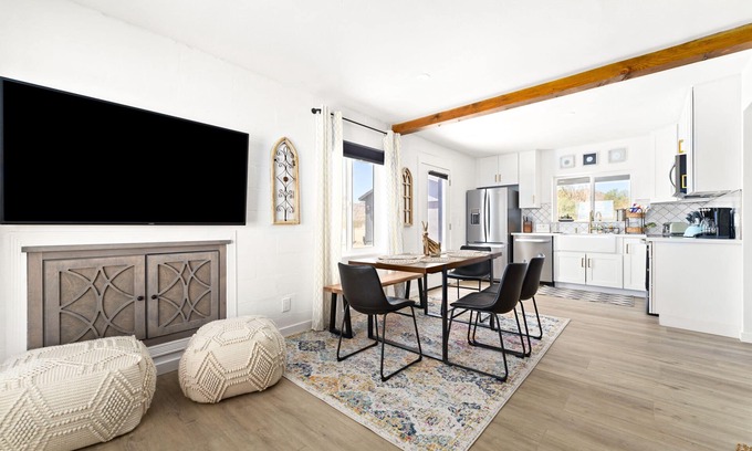Joshua Tree Casa | Desert Oasis Home, Close to JT Park W/ Hot Tub, Fire Pit, Climbing Wall.