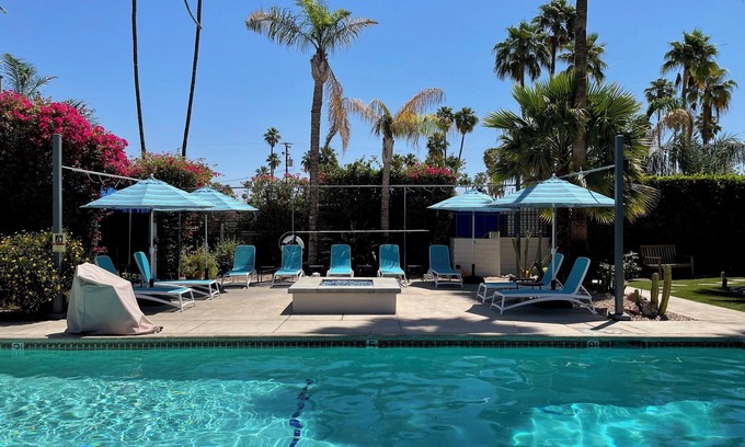 Warm Sands Hotel | Desert Paradise Resort- Gay Men's Resort