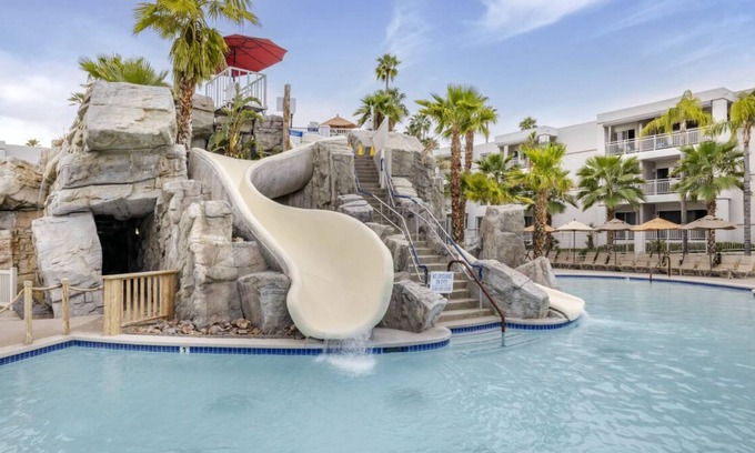 Canyon Corridor Complejo | Desert Retreat Haven: Central 2 Units, Pool Oasis, Near Aerial Tram