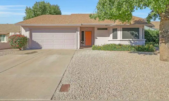 Sunset Ridge Casa | Desert Vibes one story with BBQ and putting green!