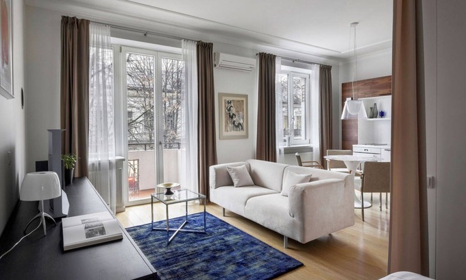 Liberty Avenue Apartamento | Design Central Studio Apartment with Balcony by Hostlovers