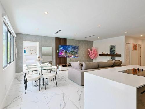 Buena Vista Casa | Design District Modern 4 BR Cloud Couch