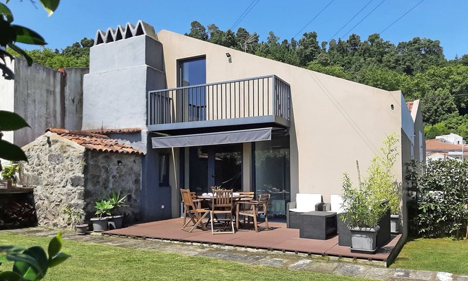 Furnas Casa | Casa de diseño con jardín privado junto a los baños termales.