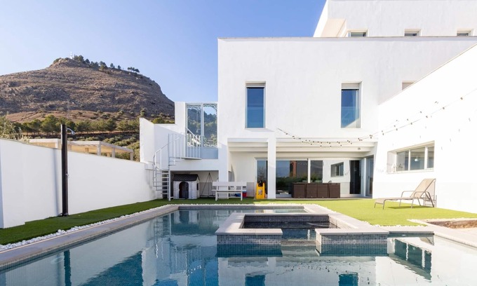 Atarfe Villa | Villa de diseño con jardín, piscina y fantásticas vistas.