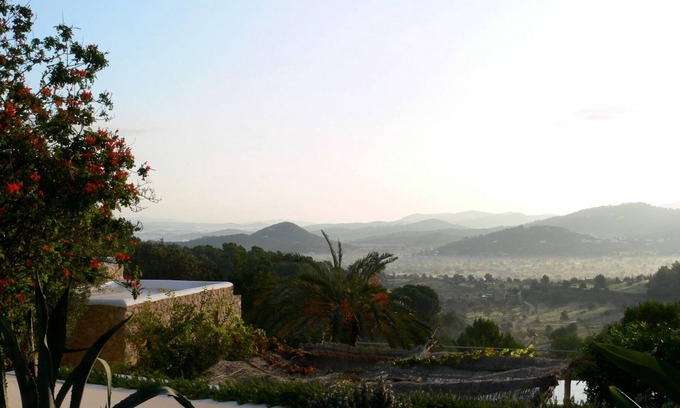 Sant Agusti des Vedra Villa | Confort diseñado / Villa en la cima. Vea 26 reseñas de cinco estrellas en Airbnb.