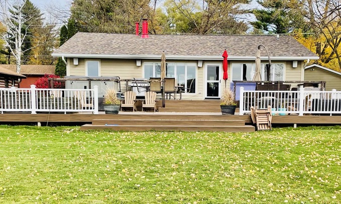 Lake Ripley Casa | DESIGNED FOR FUN! LAKEFRONT HOME - PET FRIENDLY! HOT TUB, FIRE PIT READY TO GO!