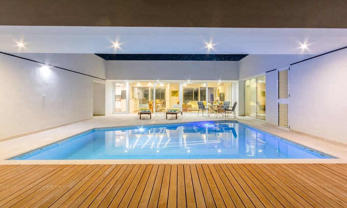 Nerezise Casa | Villa de diseño con piscina exterior.