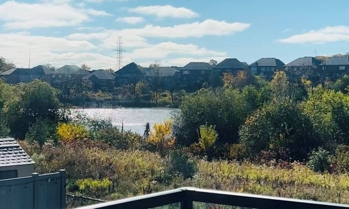 Doon South Apartamento | Designer 1 Bed OR 2 Bed + Office - Walkout by Pond