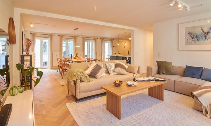 Copenhagen City Centre Apartamento | Designer 2 BR Home with Private Balcony