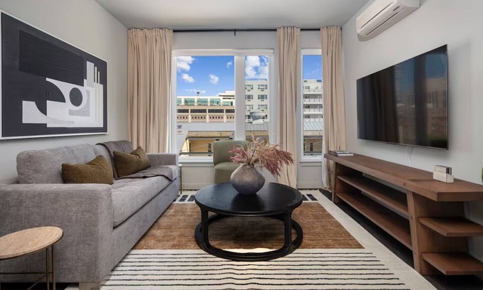 White Plains Apartamento | Designer 2BR | Gym, Parking