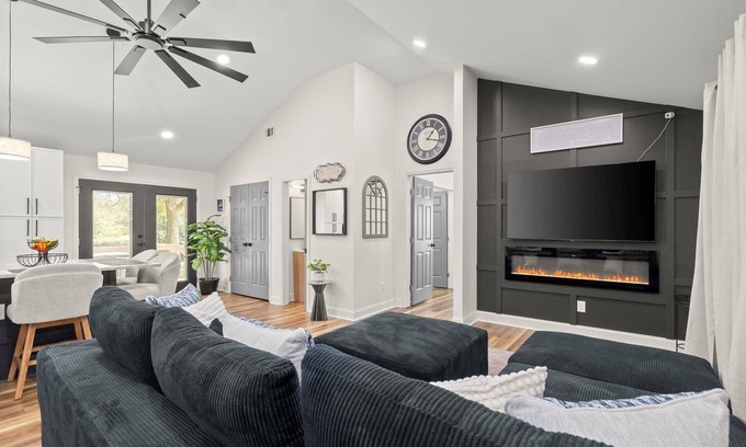Belvedere Park Casa | Designer 3BR/3BA Bungalow Great for Families!