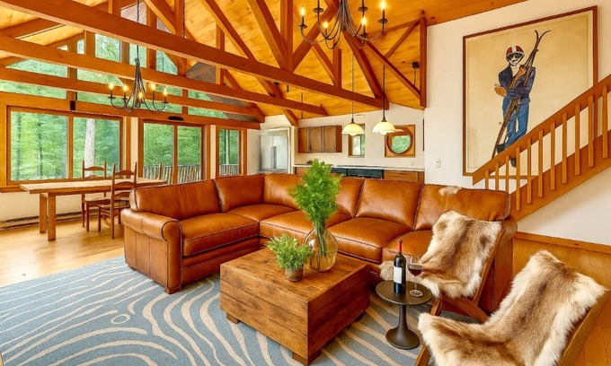 Winhall Casa | Designer 4-bedroom house in charming Stratton home sleeps 12.