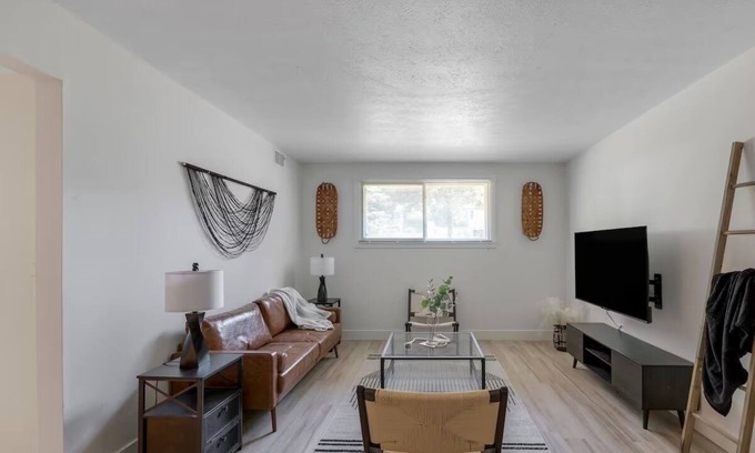 North Central Omaha Apartamento | Designer Apartment in the Heart of Omaha!