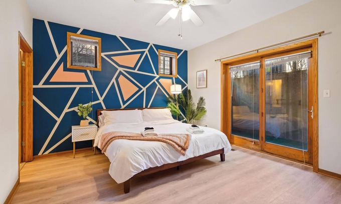 Wicker Park Apartamento | Designer Apt, Billiards, Private Patio, 1 Parking