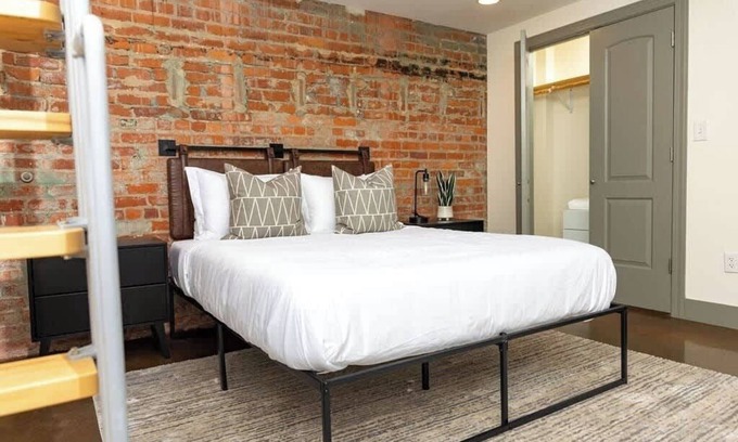 Roanoke Apartamento | Designer brick loft in downtown