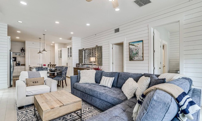 Cinnamon Shore Condominio | Designer Cinnamon Shore Condo w/ Charm+Easy Access to Countless Amenities!