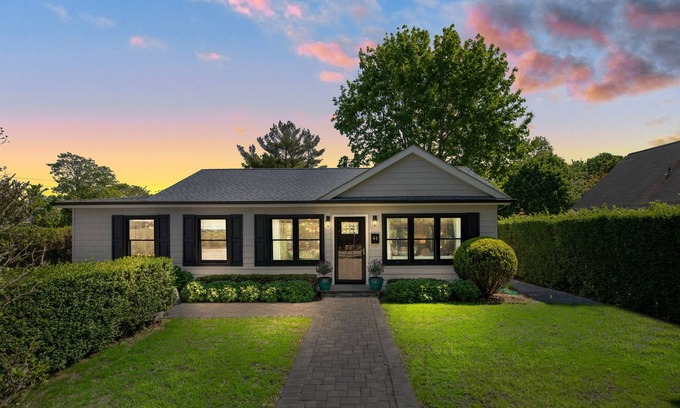 Southampton Cabaña | Designer Cottage walking distance Southampton Village