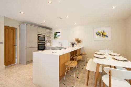 East Wittering Casa | Designer Family Escape Hot Tub Steps to Beach
