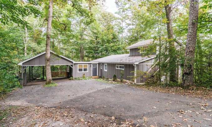 Dahlonega Casa | Designer Getaway - Hot Tub/ 4 Minutes to Dahlonega/2-Bedrooms/Dog Friendly!