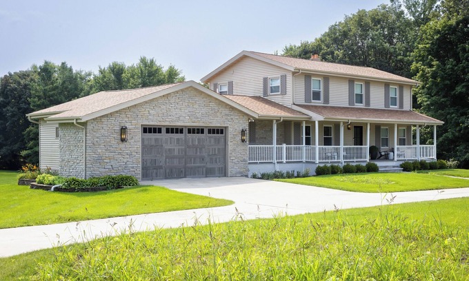Holcomb Casa | Designer Home, Hot Tub, King Suite, Game Room
