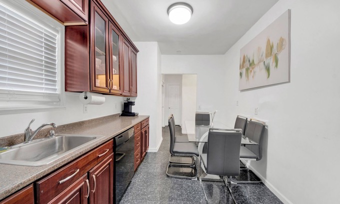 Southeast Yonkers Casa | Designer Home 3BR Retreat mins to NYC H1
