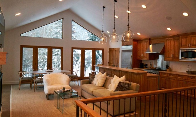 Warm Springs Casa | Designer Home in Warm Springs w/Mountain Views