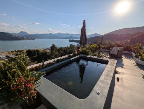 La Capilla Villa | Designer Home with Jacuzzi Spectacular Lake Views