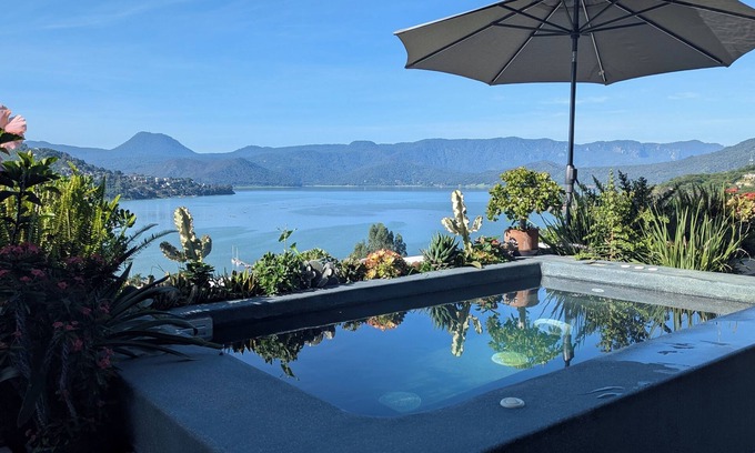 El Santuario Casa | Casa de Diseño con Vistas Espectaculares al Lago y Jardines Exuberantes