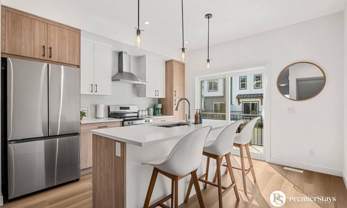 Springbank Hill Apartamento | Designer-Inspired Home » King Bed » Garage » AC