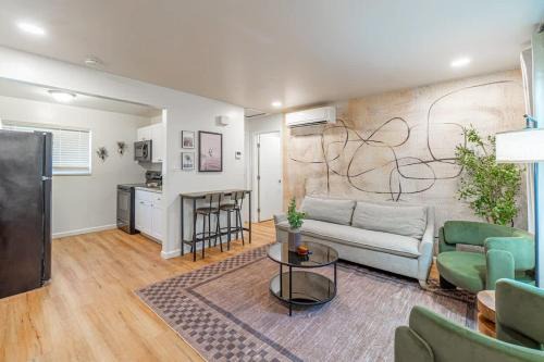 West University Casa | Designer Living Pet-Friendly UNR 2BR 1BA