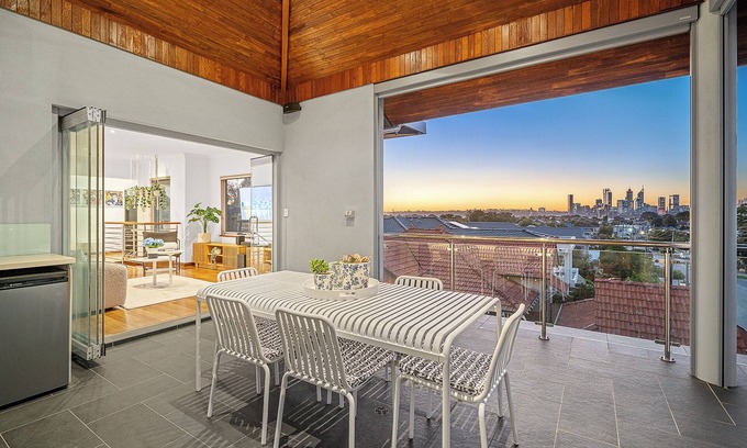 South Perth Casa | Designer Luxury 3BRD - Epic Views - South Perth