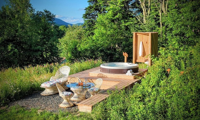 Roxbury Otro | Designer Mountain Farmhouse ~ Hot Tub ~ Sunset Porch ~ Chef's Kitchen ~ Firepit