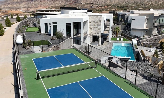 Hurricane Apartamento | Designer Oasis ~ Golf ~ Pool ~Theater