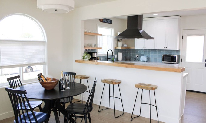 Del Aire Casa | Designer Remodel 3 bed/2 bath Beach House Near LAX