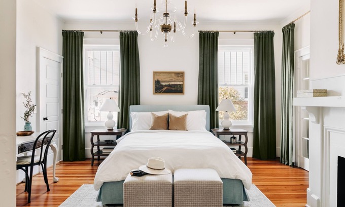 Pettigru Street Historic District Casa | Designer Retreat in Quaint Historic District w Front Porch Dining under the oaks