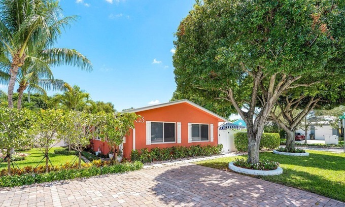 Delray Beach Cabaña | Designer's Delray Hideaway in Delray's Hottest Neighborhood - Newly Renovated