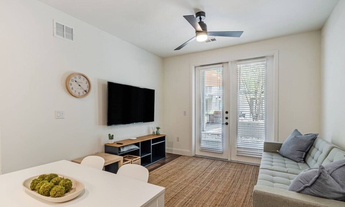 Hancock Apartamento | Designer Space near UT 2 King Bed Pool Gym EV WD