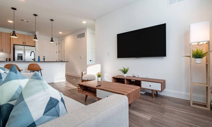 Hancock Apartamento | Designer Space near UT King Bed