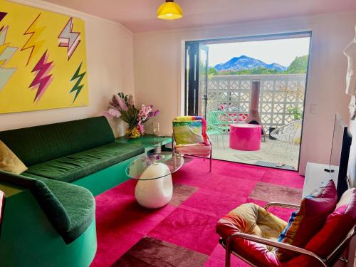 Wanaka Apartamento | Designers dream, Tokyo pop art apartment with courtyard, fire & views