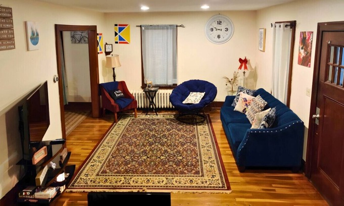 East Hartford Casa | Desirable 3 BR Cape East Hartford CT - Free Parking + Wifi