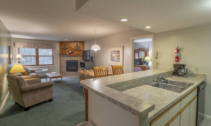 North Woodstock Condominio | ¡Excelente condominio para una familia junto al Centro de recreación con piscina, jacuzzi, sala de juegos y más!