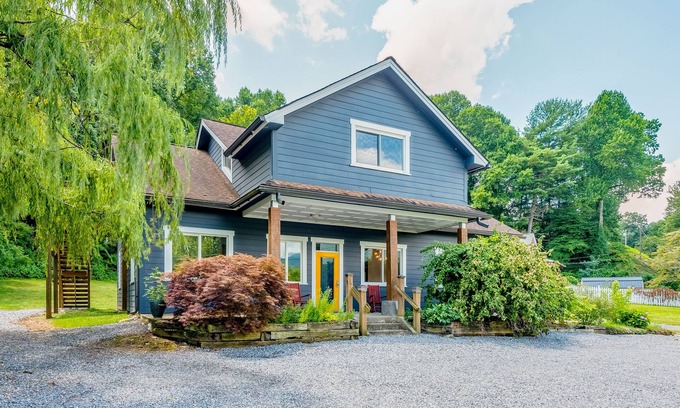 Swannanoa Apartamento | Desirable escape near downtown with firepit, fast WiFi, central AC & kitchenette