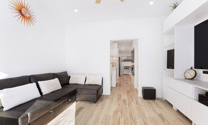 Grandview-Woodland Casa | Desirable Private 2 bedroom Suite near Downtown