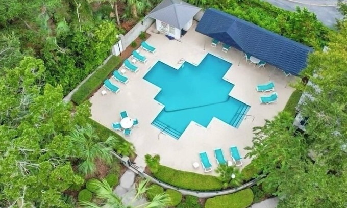 Saint Simons Island Casa | Desirable South End! Gated Townhome w Pool & Private Patio. Walk to Restaurants