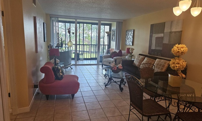 Bonita Springs Condominio | Desirable third floor unit. Close to all amenities including beach barefoot.