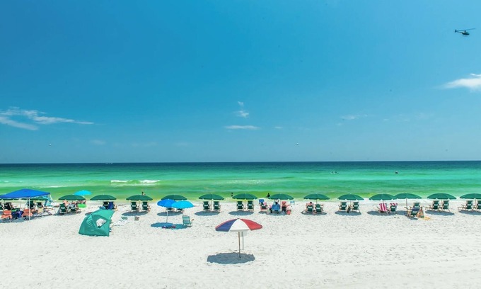 Holiday Isle Condominio | Destin On The Gulf 406 2 Bedroom Condo by RedAwning