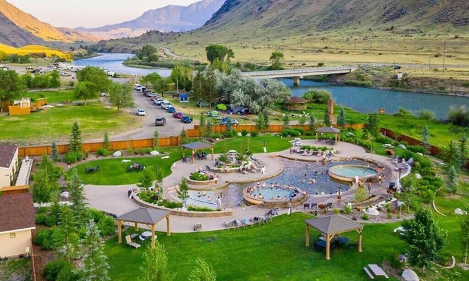 Gardiner Cabina | Destination Delight! Free Parking, Edge of Yellowstone North Entrance!